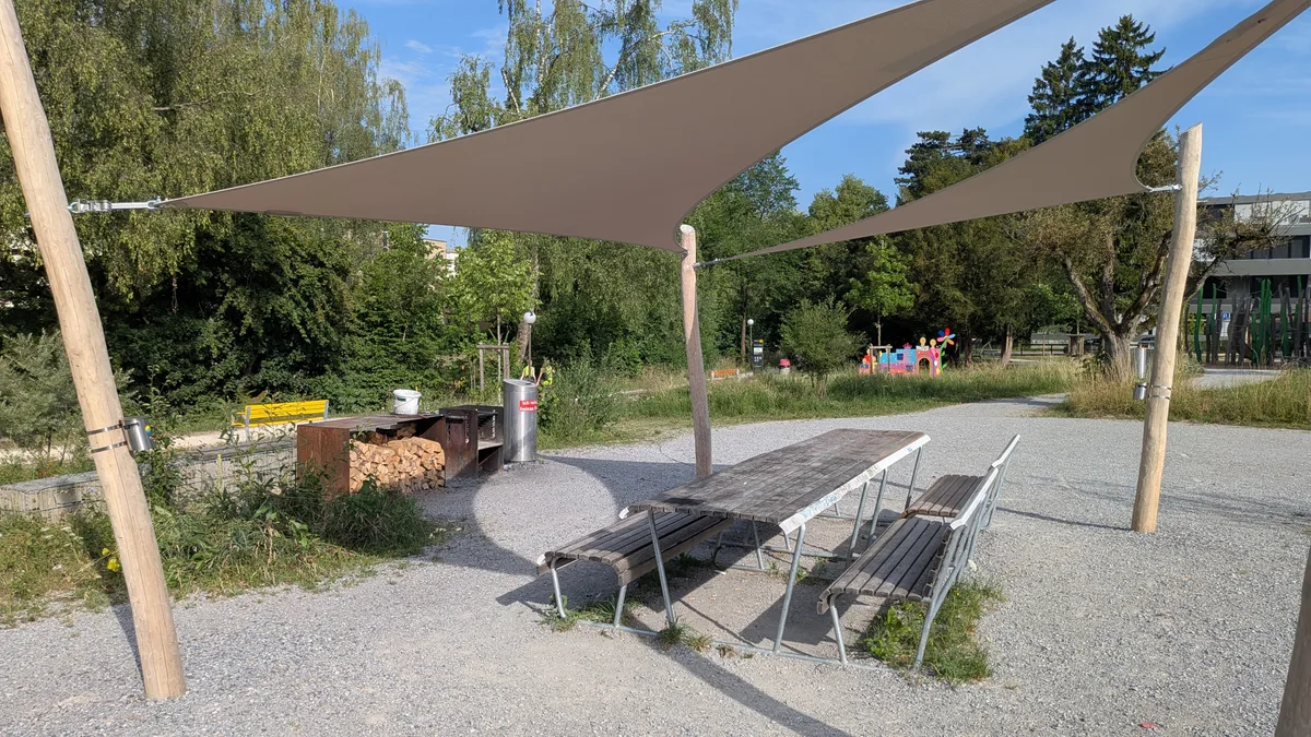 An der Feuerstelle trifft man sich; das liegt in der Natur des Menschen. Holz ist immer da, und neuerdings gibts auch zwei Sonnensegel. Impressionen aus einem Park.